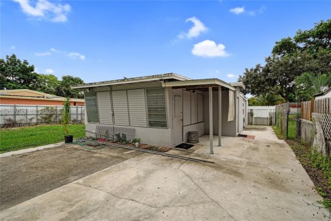 House in North Miami, Florida 2 bedrooms, 71.35 sq.m. № 1931229 - photo 16