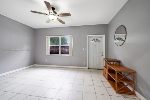 House in North Miami, Florida 2 bedrooms, 71.35 sq.m. № 1931229 - photo 3