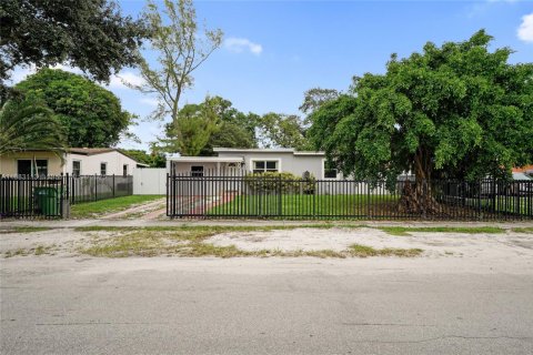 House in North Miami, Florida 2 bedrooms, 71.35 sq.m. № 1931229 - photo 23