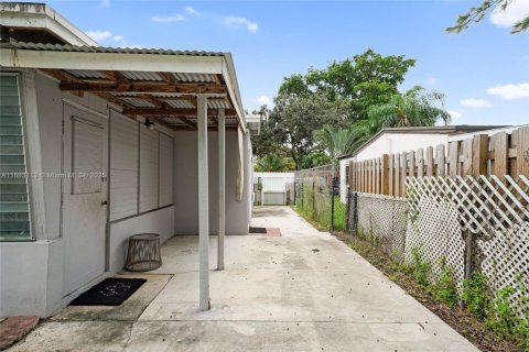 House in North Miami, Florida 2 bedrooms, 71.35 sq.m. № 1931229 - photo 17