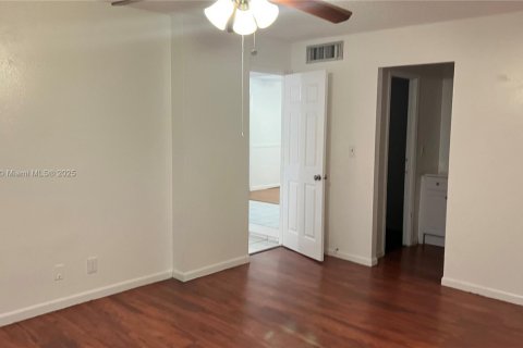 Снять в аренду кондоминиум в Лодерхилл, Флорида 2 спальни, 90.3м2, № 1957901 - фото 3