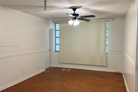 Снять в аренду кондоминиум в Лодерхилл, Флорида 2 спальни, 90.3м2, № 1957901 - фото 1