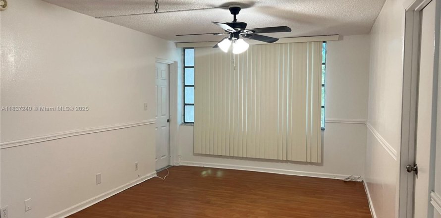 Кондоминиум с 2 спальнями в Лодерхилл, Флорида № 1957901