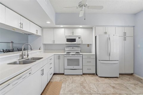 Condo in Saint Petersburg, Florida, 2 bedrooms  № 2094267 - photo 9