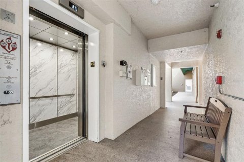 Condo in Saint Petersburg, Florida, 2 bedrooms  № 2094267 - photo 23