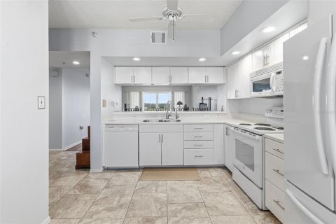 Condo in Saint Petersburg, Florida, 2 bedrooms  № 2094267 - photo 15