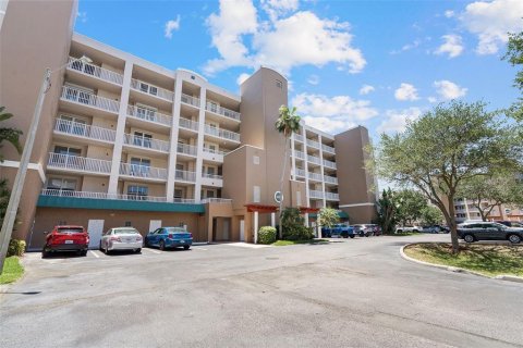 Condo in Saint Petersburg, Florida, 2 bedrooms  № 2094267 - photo 2
