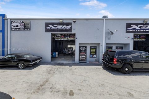 Commercial property in Kendall, Florida № 1809131 - photo 2