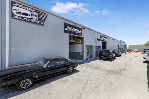 Commercial property in Kendall, Florida № 1809131 - photo 1