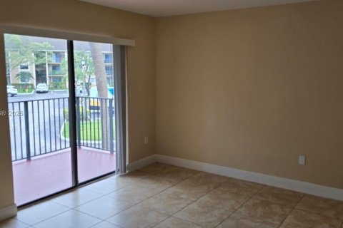 Copropriété à louer à Pembroke Pines, Floride: 2 chambres, 94.39 m2 № 1931827 - photo 3