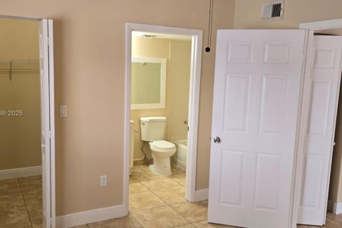 Copropriété à louer à Pembroke Pines, Floride: 2 chambres, 94.39 m2 № 1931827 - photo 2