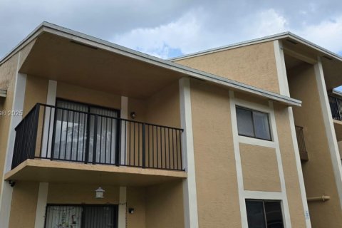 Copropriété à louer à Pembroke Pines, Floride: 2 chambres, 94.39 m2 № 1931827 - photo 1