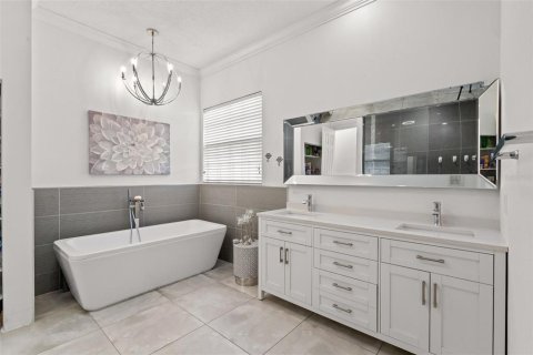 House in Windermere, Florida 5 bedrooms, 311.97 sq.m. № 2112533 - photo 15