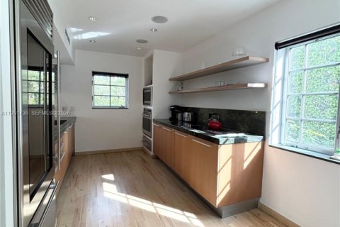 Condo in Miami Beach, Florida, 2 bedrooms № 2153161 - photo 4