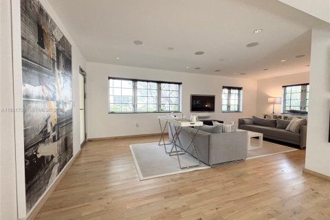 Condo in Miami Beach, Florida, 2 bedrooms № 2153161 - photo 2