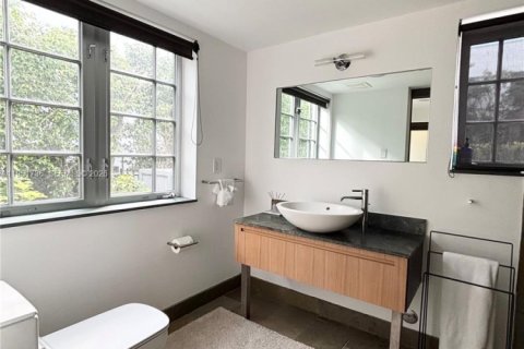 Condo in Miami Beach, Florida, 2 bedrooms № 2153161 - photo 13