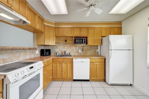 Condominio en venta en Pompano Beach, Florida, 2 dormitorios, 98.85 m2 № 2076636 - foto 13