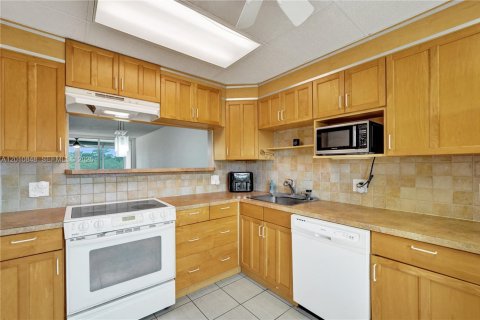 Condominio en venta en Pompano Beach, Florida, 2 dormitorios, 98.85 m2 № 2076636 - foto 11