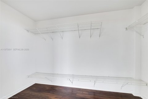 Condo in Miami, Florida, 2 bedrooms  № 2038335 - photo 11