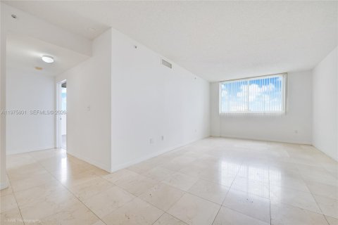 Condo in Miami, Florida, 2 bedrooms  № 2038335 - photo 3