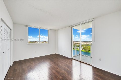 Condo in Miami, Florida, 2 bedrooms  № 2038335 - photo 9