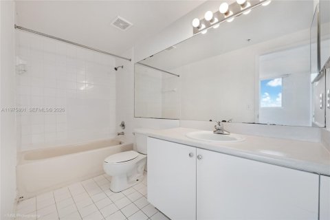 Condo in Miami, Florida, 2 bedrooms  № 2038335 - photo 12