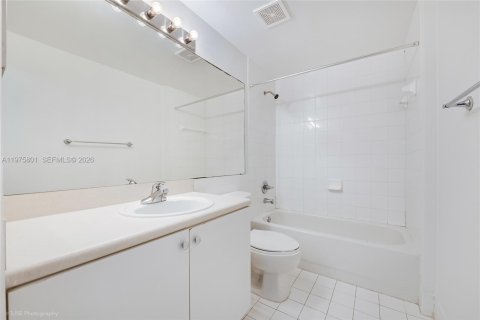 Condo in Miami, Florida, 2 bedrooms  № 2038335 - photo 8