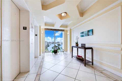 Condo in Miami, Florida, 2 bedrooms  № 2038335 - photo 14