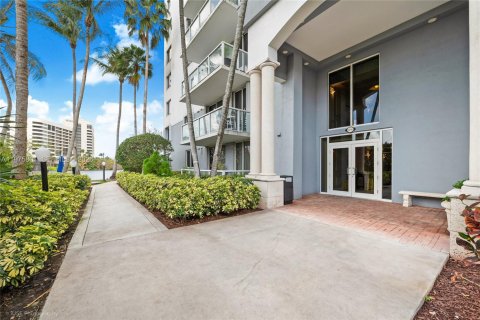 Condo in Miami, Florida, 2 bedrooms  № 2038335 - photo 15