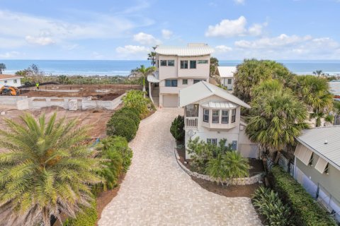 House in New Smyrna Beach, Florida 3 bedrooms, 464.51 sq.m. № 766574 - photo 1