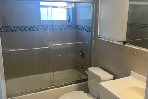 Commercial property in Hialeah, Florida 217.86 sq.m. № 1930830 - photo 25