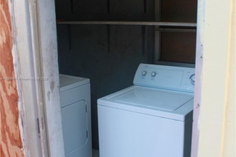 Commercial property in Hialeah, Florida 217.86 sq.m. № 1930830 - photo 19