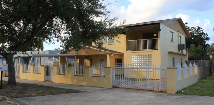 Commercial property in Hialeah, Florida 217.86 sq.m. № 1930830