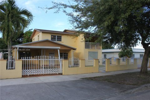 Commercial property in Hialeah, Florida 217.86 sq.m. № 1930830 - photo 2