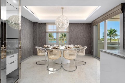 Condominio en venta en Miami Beach, Florida, 5 dormitorios, 633.59 m2 № 1862693 - foto 21