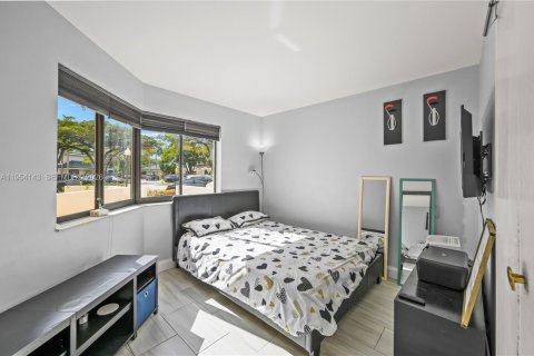 Condo in Plantation, Florida, 2 bedrooms  № 2261011 - photo 15