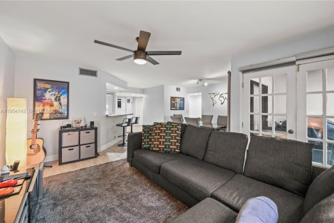 Condo in Plantation, Florida, 2 bedrooms  № 2261011 - photo 9