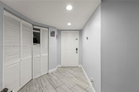 Condo in Plantation, Florida, 2 bedrooms  № 2261011 - photo 5