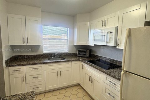 Купить кондоминиум в Санрайз, Флорида 1 спальня, 69.68м2, № 2264766 - фото 2