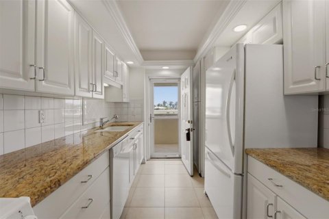 Condo in Venice, Florida, 2 bedrooms № 2100528 - photo 11