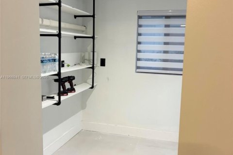 Casa en venta en Miami, Florida, 5 dormitorios, 231.23 m2 № 2028692 - foto 13