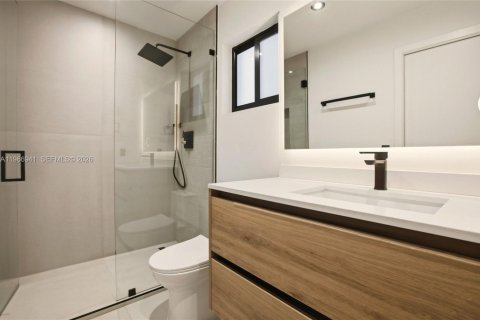 Casa en venta en Miami, Florida, 5 dormitorios, 231.23 m2 № 2028692 - foto 17