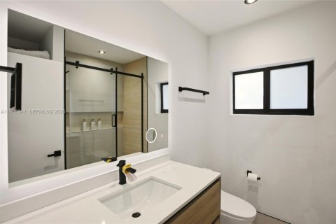 Casa en venta en Miami, Florida, 5 dormitorios, 231.23 m2 № 2028692 - foto 25