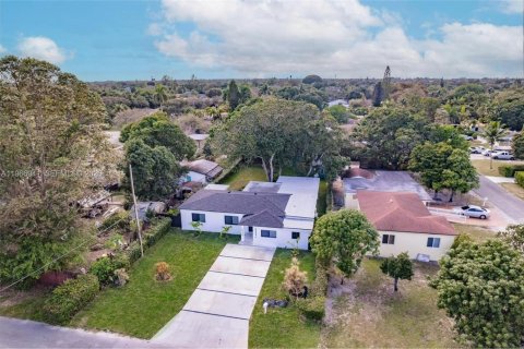 Casa en venta en Miami, Florida, 5 dormitorios, 231.23 m2 № 2028692 - foto 30