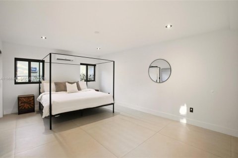 Casa en venta en Miami, Florida, 5 dormitorios, 231.23 m2 № 2028692 - foto 15