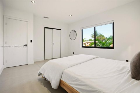 Casa en venta en Miami, Florida, 5 dormitorios, 231.23 m2 № 2028692 - foto 8
