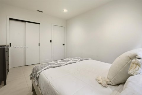 Casa en venta en Miami, Florida, 5 dormitorios, 231.23 m2 № 2028692 - foto 23