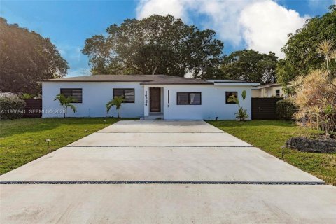 Casa en venta en Miami, Florida, 5 dormitorios, 231.23 m2 № 2028692 - foto 2