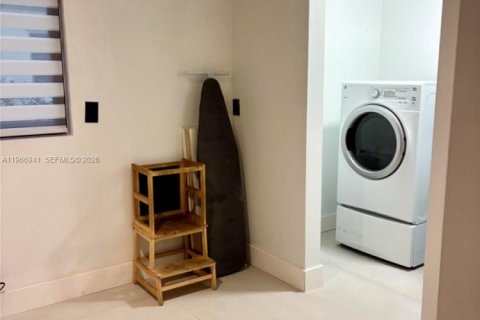 Casa en venta en Miami, Florida, 5 dormitorios, 231.23 m2 № 2028692 - foto 14