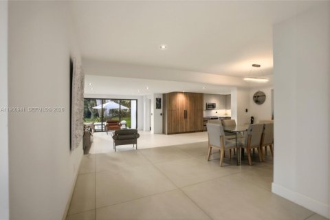 Casa en venta en Miami, Florida, 5 dormitorios, 231.23 m2 № 2028692 - foto 9